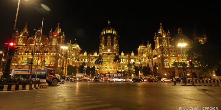 अनावश्यक दिवे तासभर बंद ठेवून मध्य रेल्वेने साजरा केला ‘अर्थ अवर डे’