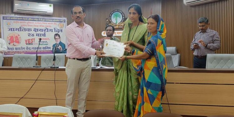 रावेरच्या धामोडी ग्रामपंचायत सरपंच यांना गोल्डन पुरस्कार प्रदान