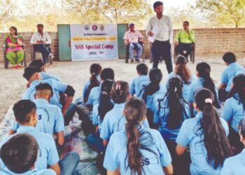 विद्यार्थ्यांनी विविध उपक्रमांद्वारे जपली श्रमदानाची परंपरा