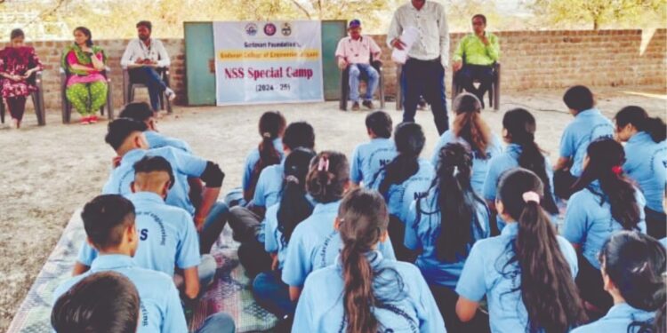 विद्यार्थ्यांनी विविध उपक्रमांद्वारे जपली श्रमदानाची परंपरा