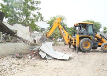 टवाळखोरांच्या अड्ड्यावर बुलडोझर फिरविला, चाळीसगावात न.पा.ची धडक कारवाई !