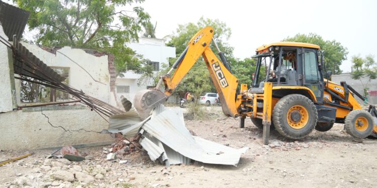 टवाळखोरांच्या अड्ड्यावर बुलडोझर फिरविला, चाळीसगावात न.पा.ची धडक कारवाई !