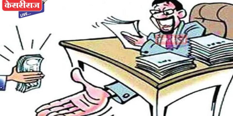 ८५ हजार पगारी आयकर अधिकारी ५ हजार रुपयांच्या लाच प्रकरणांत, शिपाई रंगेहाथ अटकेत : दोघांची कोठडीत रवानगी