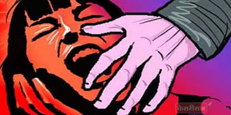 पतीसाठी जेवणाचा डबा घेण्यास आला, विवाहितेवर तोंड दाबून बलात्कार केला !