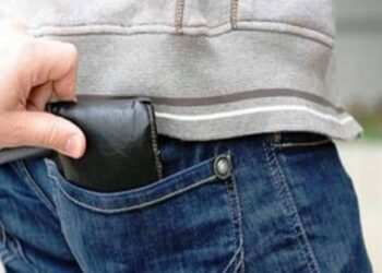 बसमध्ये चढताना तरुणाच्या खिशातून ५० हजार लंपास