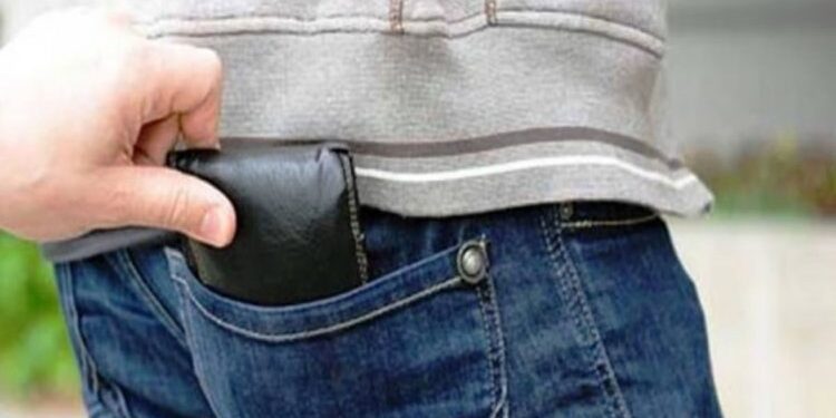 बसमध्ये चढताना तरुणाच्या खिशातून ५० हजार लंपास