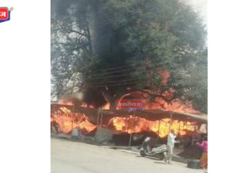 मिरची बाजारात भीषण आग :५० लाखांच्यावर नुकसान, दुचाकी-ट्रक जळाली !