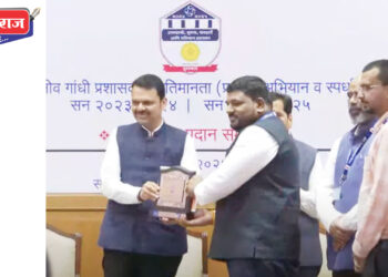 खिरोदा प्र. मंडळ अधिकारी जनार्दन बंगाळे यांचा मुख्यमंत्री देवेंद्र फडणवीस यांच्या हस्ते सन्मान