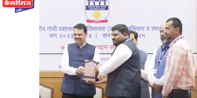 खिरोदा प्र. मंडळ अधिकारी जनार्दन बंगाळे यांचा मुख्यमंत्री देवेंद्र फडणवीस यांच्या हस्ते सन्मान