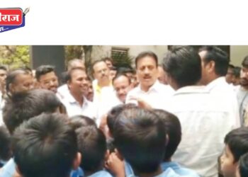 आमच्या सरांची बदली नका करू, ती थांबवा…विद्यार्थ्यांची थेट मंत्री गिरीश महाजनांनाच विनंती !