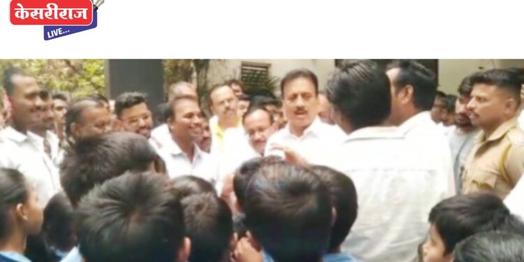 आमच्या सरांची बदली नका करू, ती थांबवा…विद्यार्थ्यांची थेट मंत्री गिरीश महाजनांनाच विनंती !