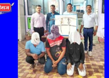 धारदार तलवारीसह ३ तरुणांना शिताफीने अटक, ६ हजारांचा मुद्देमाल जप्त