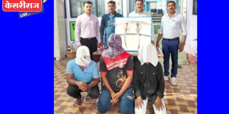 धारदार तलवारीसह ३ तरुणांना शिताफीने अटक, ६ हजारांचा मुद्देमाल जप्त