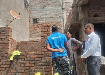 सीईओंकडून घरकुलांच्या कामाची पाहणी, अचानक भेटीने अधिकाऱ्यांची धावपळ