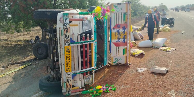 भरधाव पिकअप वाहन टायर फुटल्याने उलटले, तरुण जागीच ठार !