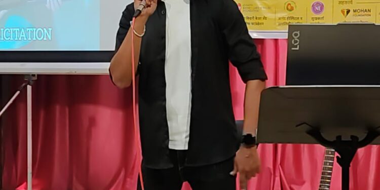 विश्वविक्रमासाठी जळगावच्या किशोर सूर्यवंशीचे सलग १० तास गायन, १५० गीते म्हटली !