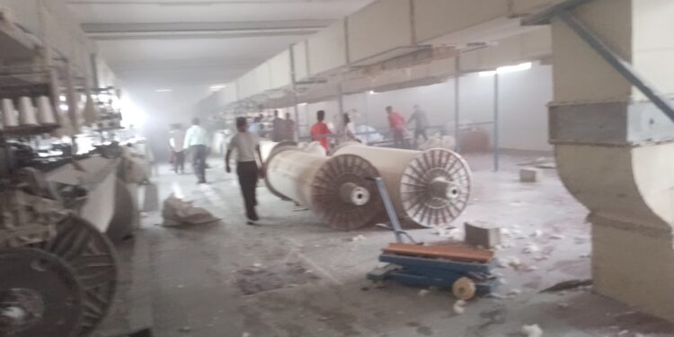 शर्थीचे प्रयत्न करून कर्मचाऱ्यांनी भीषण आग आणली आटोक्यात, लाखोंचे नुकसान झाल्याचा अंदाज