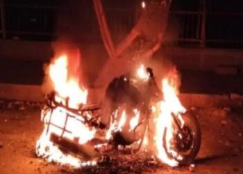 किरकोळ कारणावरून पेट्रोल टाकून जाळल्या दुचाकी, गुन्हा दाखल !