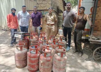 घरगुती सिलिंडरचा वाहनात गॅस भरण्यासाठी वापर, चौघांना अटक
