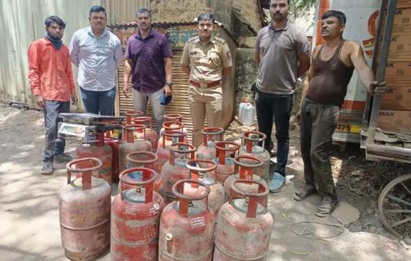 घरगुती सिलिंडरचा वाहनात गॅस भरण्यासाठी वापर, चौघांना अटक