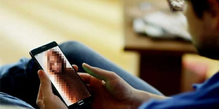 महिलांचे नग्न व्हिडिओ काढून केले व्हायरल : नराधमावर गुन्हा दाखल