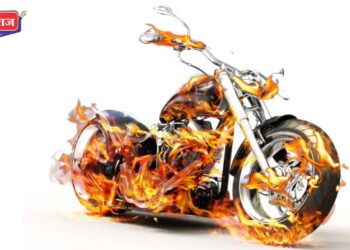 भरधाव दुचाकी अचानक पेटली,  वनरक्षक गंभीररीत्या भाजले !