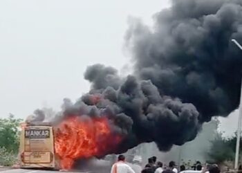 शॉर्टसर्किटने लागलेल्या आगीत प्रवासी बस जळून खाक
