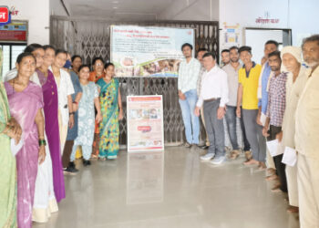 डेंग्यू दिनानिमित्त ग्रामस्थांना माहिती देऊन केली जनजागृती, गावातही केली पाहणी