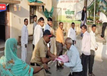 ध्वजारोहणावेळी शेतकऱ्याचा अंगावर पेट्रोल टाकून आत्मदहनाचा प्रयत्न