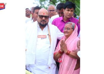 शेतात भेटी देऊन पालकमंत्र्यांनी शेतकऱ्यांना दिला धीर : १२ हजारांहून अधिक शेतकऱ्यांना फटका