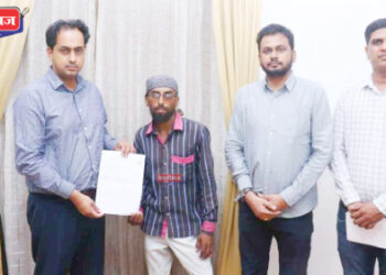  यावल तालुक्यातील दिव्यांगाला जिल्हाधिकाऱ्यांच्या हस्ते शिधापत्रिका वाटप