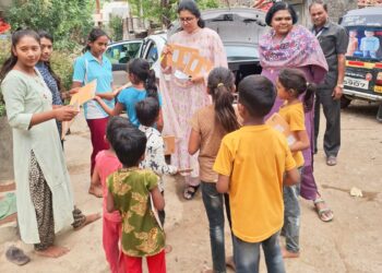 वेळेवर सेवा द्या, औषधसाठा अपडेट ठेवा : कर्मचाऱ्यांना सूचना देऊन सीईओंनी बुके ऐवजी मिळालेल्या वह्या-पेन वाटल्या विद्यार्थ्यांना..!