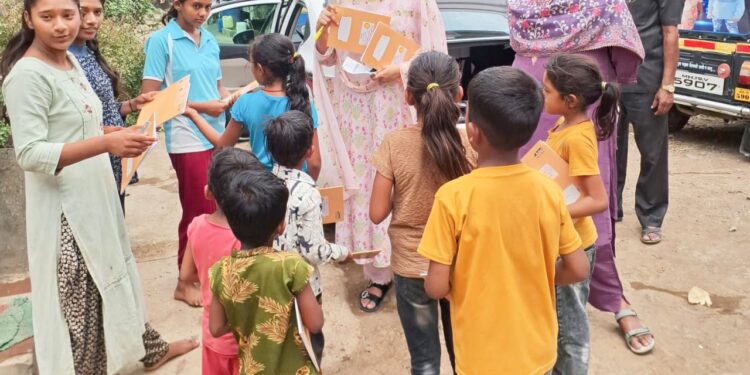 वेळेवर सेवा द्या, औषधसाठा अपडेट ठेवा : कर्मचाऱ्यांना सूचना देऊन सीईओंनी बुके ऐवजी मिळालेल्या वह्या-पेन वाटल्या विद्यार्थ्यांना..!