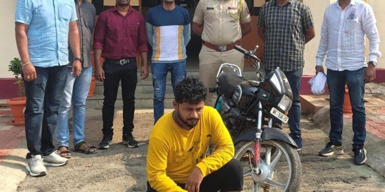 गुंगारा देणाऱ्या अट्टल वाहन चोराला पोलिसांनी शिताफिने पकडले