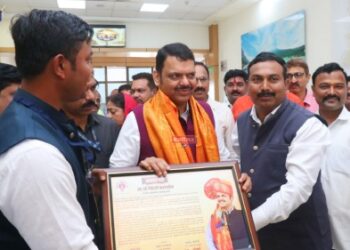 प्रलंबित कामे तातडीने पूर्ण करा, प्रशासनात लोकाभिमुख कार्यपद्धतीवर भर द्यावा