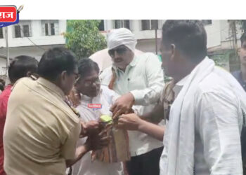 भरधाव लक्झरी बस उभ्या ट्रकला धडकली : २ जण ठार,  २४ जखमी