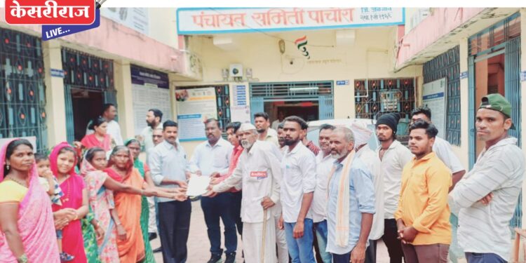 एकलव्य आदिवासी युवा संघटनेचे गट विकास अधिकाऱ्यांना निवेदन