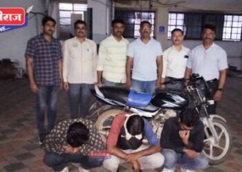 फायनान्स कंपनीची फसवणूक करण्यासाठी दुचाकी चोरीचा बनाव उघड, तिघांना अटक