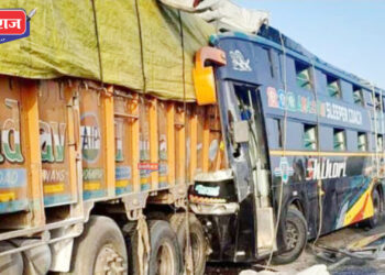 भरधाव लक्झरी बस उभ्या ट्रकला धडकली : २ जण ठार,  २४ जखमी