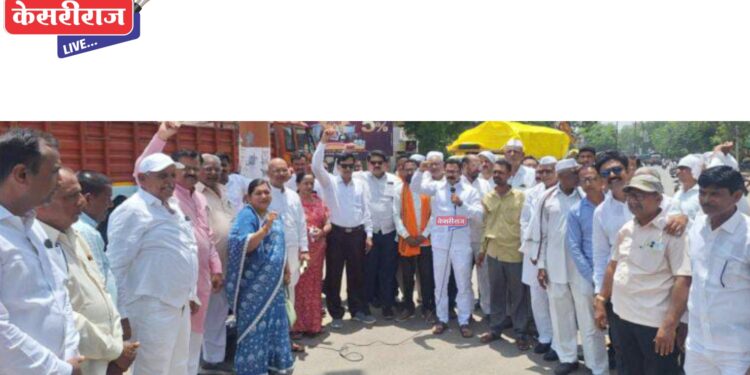 महायुती सरकारच्या शेतकरी विरोधी निर्णयाविरोधात जोरदार घोषणाबाजी