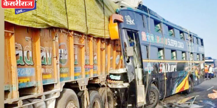 भरधाव लक्झरी बस उभ्या ट्रकला धडकली : २ जण ठार, २४ जखमी