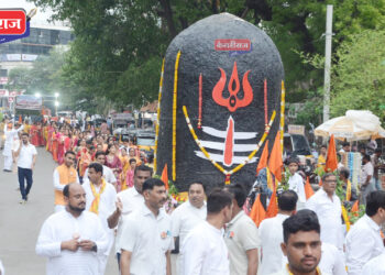 शहरात शोभायात्रेमध्ये सजीव देखाव्यासह भव्य शिवलिंग ठरले आकर्षण
