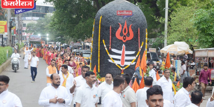 शहरात शोभायात्रेमध्ये सजीव देखाव्यासह भव्य शिवलिंग ठरले आकर्षण