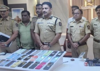 अट्टल मोबाइल चोरट्याला अटक,  तपासामध्ये शेतात पुरून ठेवलेले ३३ मोबाईलही काढून दिले !
