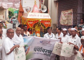 शिरसोली येथे श्री संत मुक्ताबाई राम पालखी सोहळ्यात कापडी पिशव्यांचे वाटप