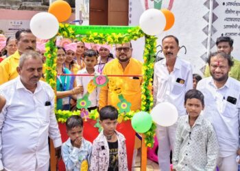  पालकमंत्र्यांच्या अनोखा अंदाज : पाटील बैलगाडीतून विद्यार्थ्यांसोबत शाळेत दाखल