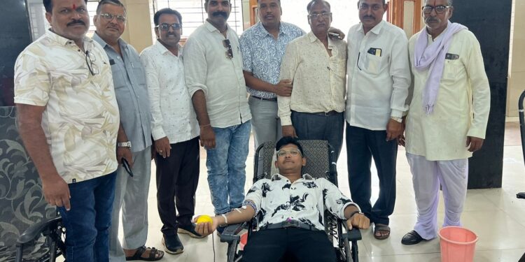 पंडित मिश्रा यांच्या जन्मदिनानिमित्त ५२५ नागरिकांची मोफत आरोग्य तपासणी, तर ६० जणांचे रक्तदान