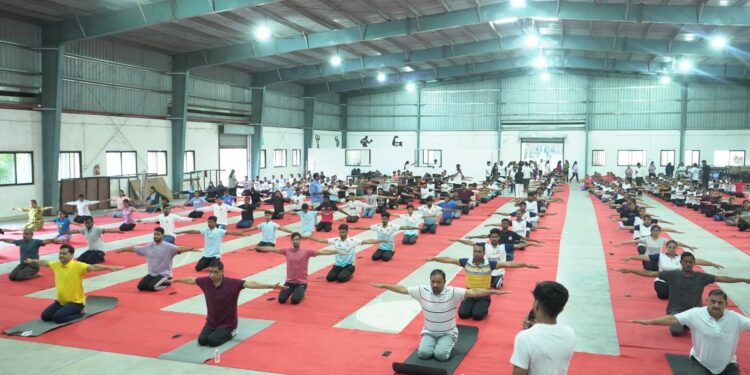 डॉ. उल्हास पाटील वैद्यकीय महाविद्यालयात योग दिन उत्साहात