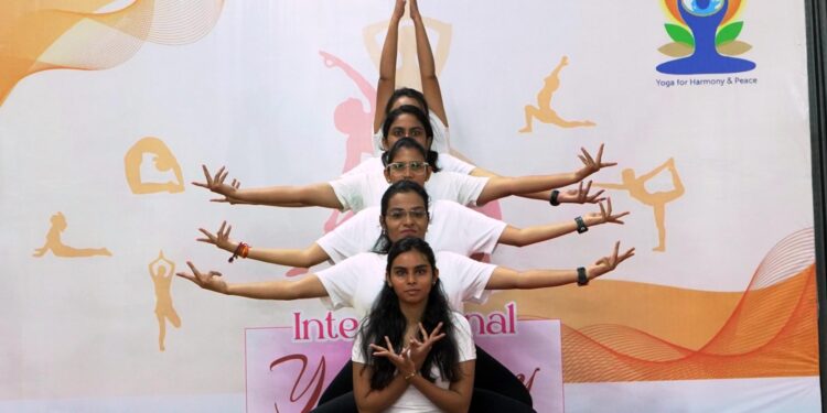 डॉ. उल्हास पाटील वैद्यकीय महाविद्यालयात योग दिन उत्साहात