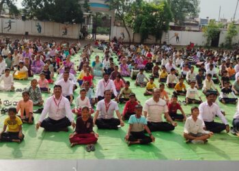 शिरसोली येथे आंतरराष्ट्रीय योग दिनानिमित्त १८०० विद्यार्थ्यांचा विक्रमी सहभाग!